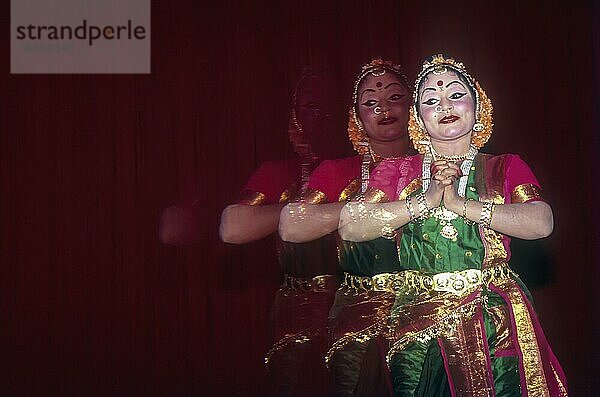 Kuchipudi  Frau bei der Aufführung der wichtigsten klassischen Tänze Indiens im Kerala Kalamandalam in Cheruthuruthy bei Soranur  Kerala  Südindien  Indien  Asien