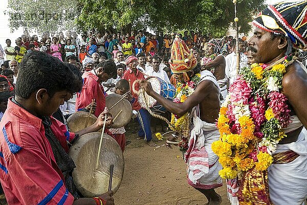 Samiyadi Priest  der als Lichtbringer bekannte Gottmensch  ist ein Vermittler zwischen der Gottheit und den im Rhythmus der Musik tanzenden Anhängern bei Pudukkottai  Tamil Nadu  Südindien  Indien  Asien