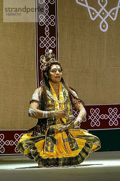 Shiva Tandava Tanz in Bharatanatyam  klassischer Tanz aus Tamil Nadu  Indien  Asien