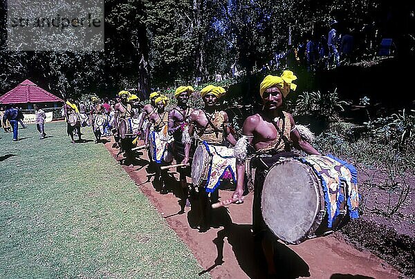 Dollu Kunitha Karnatakas Volkstanz während des Tee- und Tourismusfestivals in Sim's Park  Coonoor  Nilgiris  Tamil Nadu  Südindien  Indien  Asien