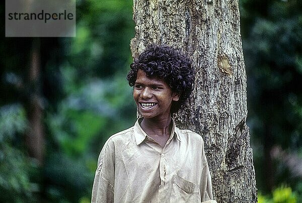 Junge vom Stamm der Jenu Kurumba in Nagarhole  Karnataka  Südindien  Indien  Asien