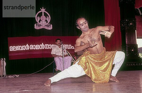 Kalamandalam Balasubramanian demonstriert eine Kathakali-Übung in Kerala Kalamandalam  Cheruthuruthy bei Soranur  Kerala  Südindien  Indien  Asien