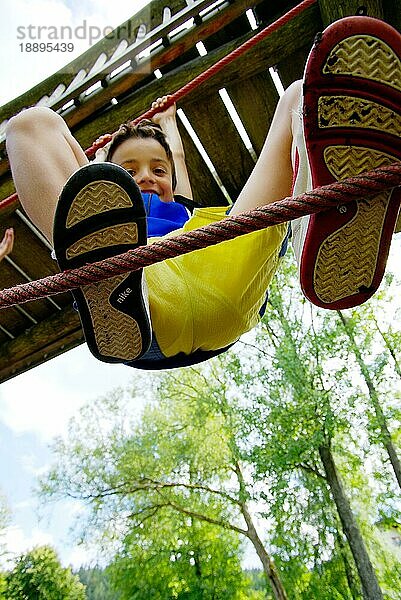 Junge klettert auf Spielplatz  Nationalpark Bayrischer Wald  Bayern  Deutschland  Europa