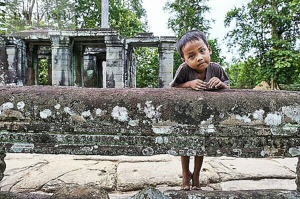 Ein süßes Kind in den Angkor-Tempeln. Siem Reap. Kambodscha