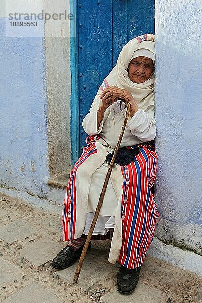 Alte Berber Frau in traditioneller Kleidung  Marokko  Afrika