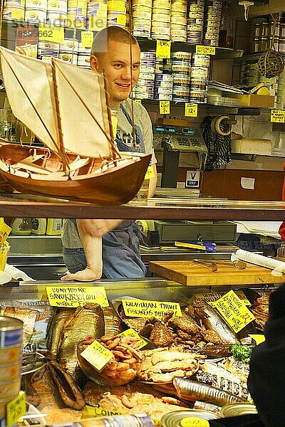 Verkäufer in Fischgeschäft  alte Markthalle  Helsinki  Fischgeschäft  Finnland  Europa