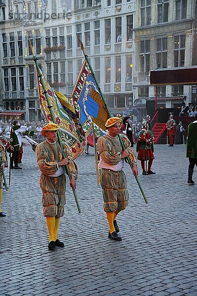 Menschen in historischen Kostümen  Umzug 'Ommegang'  Brüssel  Belgien  Europa