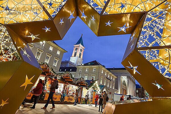 Blick durch den großen Stern auf dem Weihnachtsmarkt  blaue Stunde  blaue Stunde  Marktplatz  Karlsruhe  Baden-Württemberg  Deutschland  Europa