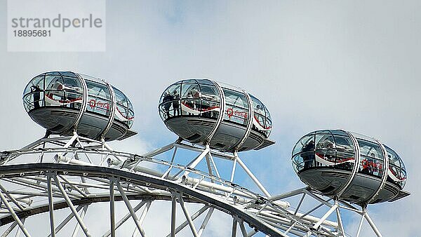 LONDON/UK - 21. MÄRZ: Blick auf drei Pods auf dem London Eye in London am 21. März 2018. Nicht identifizierte Personen