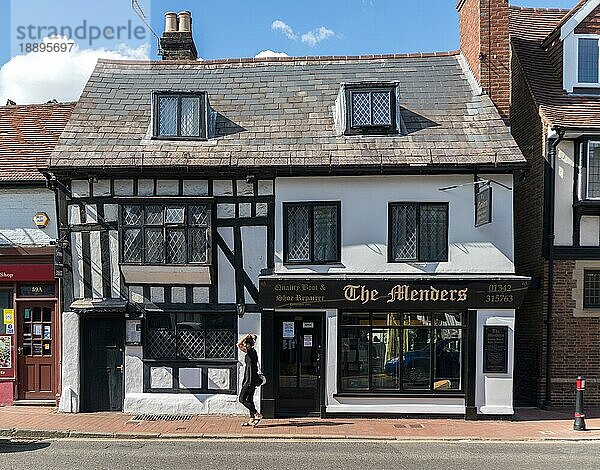 EAST GRINSTEAD  WEST SUSSEX/UK - AUGUST 3 : Blick auf die Geschäfte in der High Street in East Grinstead am 3. August 2020. Eine nicht identifizierte Frau