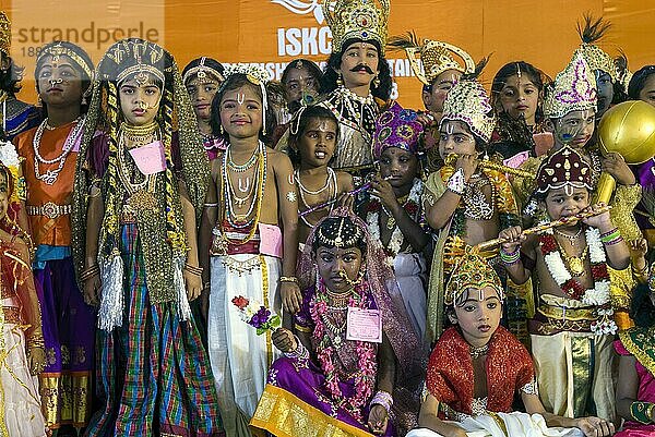 Als Lord Krishna verkleidete Kinder beim Janmashtami Krishna Jayanthi Festival in Iskcon in Coimbatore  Tamil Nadu  Südindien  Indien  Asien