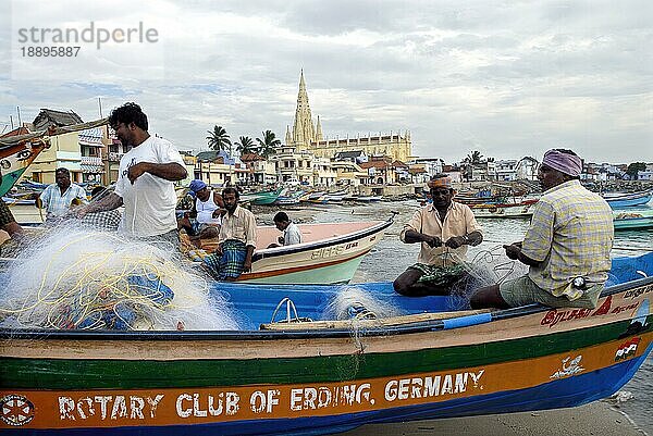 Fischer bei der Arbeit im Hafen in der Wallfahrtskirche Unserer Lieben Frau vom Lösegeld Unsere Liebe Frau von der Freude  gegründet vom Heiligen Franz Xaver im Jahr 1540  Kanyakumari  Tamil Nadu  Südindien  Indien  Asien