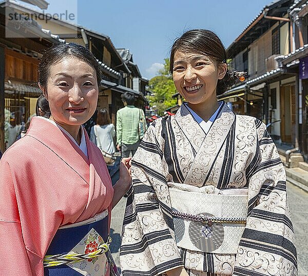 Kyoto Japan. Lächelnde Frauen im traditionellen Kimono