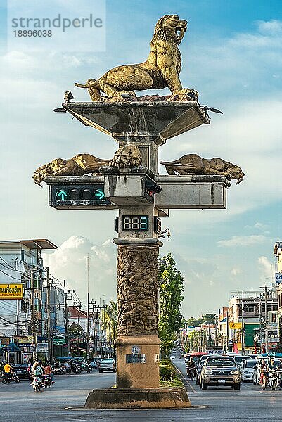 Ampelsäule in Form und Skulptur eines Säbelzahntigers an der Hauptstraße der Stadt Krabi im Süden Thailands