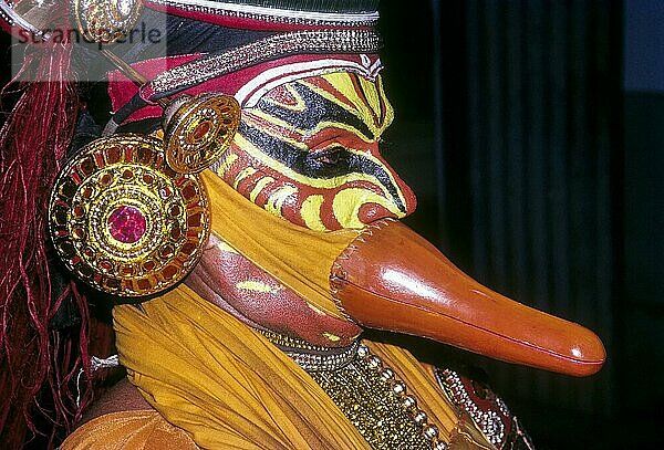 Eine Vogelfigur im Kathakali  gewöhnlich Hamsam  Schwan in Kerala Kalamandalam  Cheruthuruthy bei Soranur  Kerala  Südindien  Indien  Asien