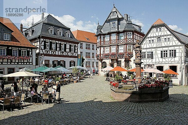 Marktplatz  mit Brunnen  Strassencafes  Heppenheim an der Bergstraße  Odenwald  Hessen  Deutschland  Europa