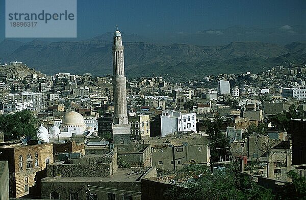 Blick auf Taiz mit Ashrafia-Moschee  Minarett  Jemen  Asien