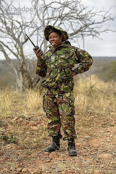 Rangerin der Anti-Wilderer-Einheit Black Mambas mit Funfgerät  Balule-Wildreservat  Provinz Limpopo  Südafrika