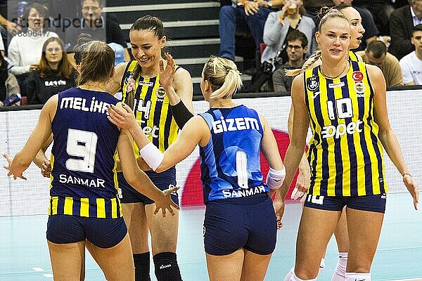 Die Mannschaft des Fenerbahce Opet Istanbul freut sich über den Satzgewinn  Volleyball Champions League 2022/23 2. Spieltag  21.12.2022