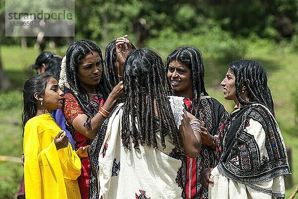 Lockenhaarige Toda-Frauen versammeln sich zu einer Toda-Hochzeit  Nilgiris  Ooty Udhagamandalam  Tamil Nadu  Südindien  Indien  Asien. Einer der großen indischen Ureinwohnerstämme  Asien