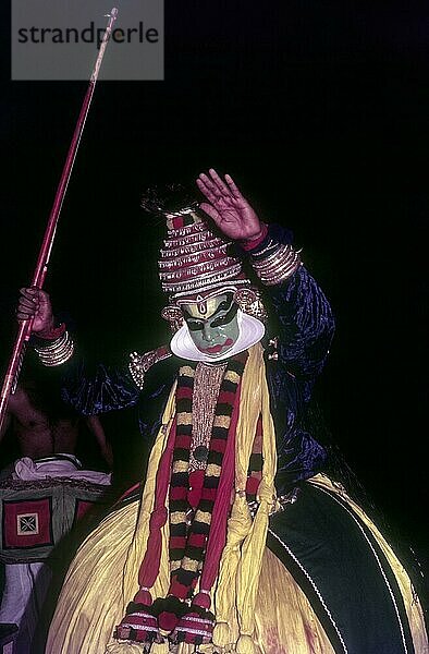 Pacha Green noble und der göttliche Charakter in Kathakali  Kerala Kalamandalam Koothambalam Tempel Theater Cheruthuruthy in der Nähe von Soranur  Kerala  Südindien  Indien  Asien