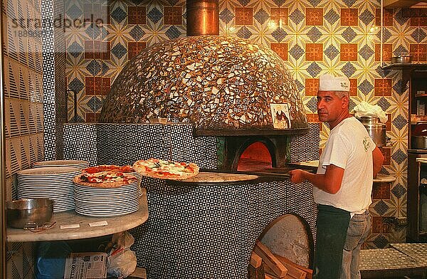 Pizzabäcker  Pizzeria Triano  Neapel  Kampanien  Italien  Europa