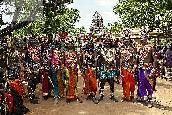 Das Bild von Männern  die als verschiedene Hindugötter gekleidet sind  beim Dasara Dussera Dusera Festival am Kulasai Kulasekharapatnam in der Nähe von Tiruchendur  Tamil Nadu  Südindien  Indien  Asien