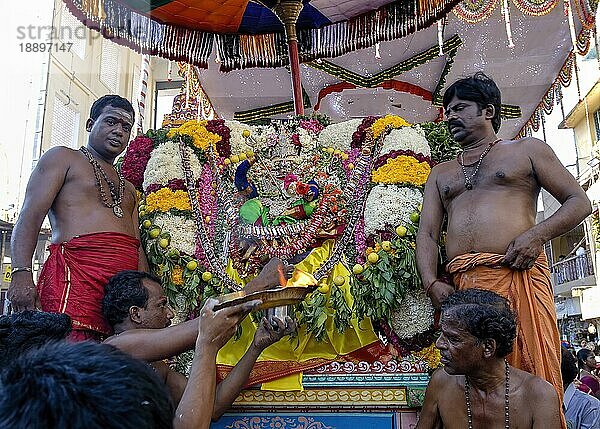 Prozession der Göttin während des Arupathumoovar-Festes in Mylapore  Chennai  Tamil Nadu  Indien  Asien