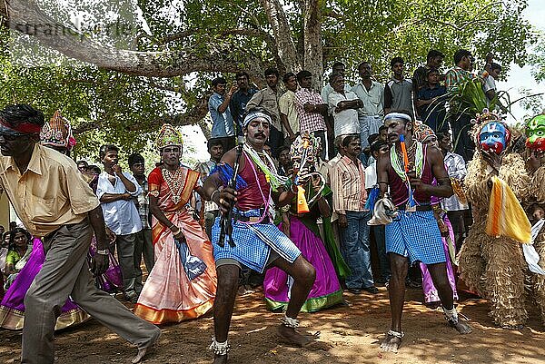 Volkstänzer beim Dasara Dussera Dusera Festival in Kulasai Kulasekharapatnam bei Tiruchendur  Tamil Nadu  Südindien  Indien  Asien