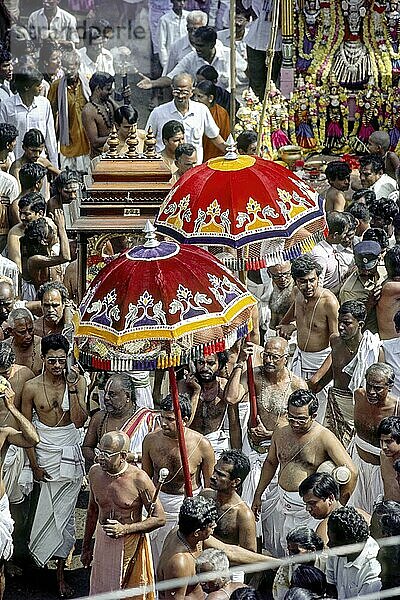 Tapovanam Swami Haridhos Giri mit seiner Truppe Prozession um den Mahamakham Tank während des Mahamakham Mahamaham Mahamagam Festivals in Kumbakonam  Tamil Nadu  Indien  Asien