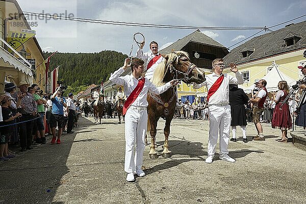 Kranzlreiten  Brauchtum in Weitensfeld  Kärnten  Österreich  Europa