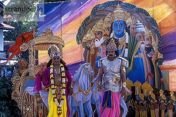 Theaterkünstler bei einer Festprozession  gekleidet wie Lord Vishnu und Arjunan in Thrissur oder Trichur  Kerala  Indien  Asien