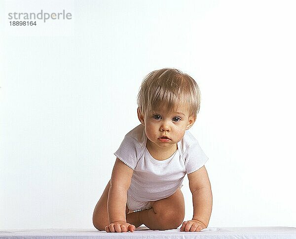 Baby Girl gegen weißen Hintergrund