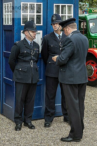 Polizisten vor einer Old Fashioned English Blue Police Box