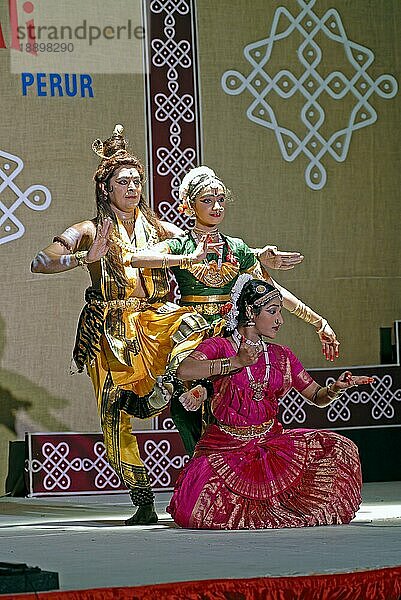 Shiva Tandava Tanz in Bharatanatyam  klassischer Tanz aus Tamil Nadu  Indien  Asien