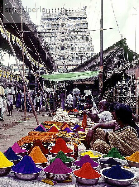 Farbpulver und Pooja Dinge zu verkaufen in Chidambaram  Tamil Nadu  Südindien  Indien  Asien