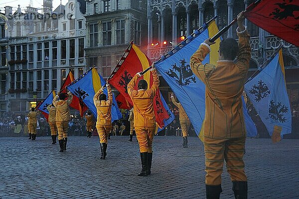 Menschen in historischen Kostümen  Umzug 'Ommegang'  Brüssel  Belgien  Europa