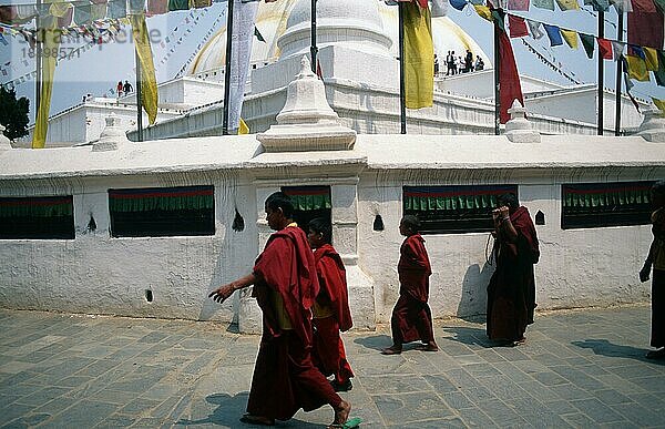Buddhistische Mönche an der Bodhnath Stupa  Kathmandu  Nepal  Asien