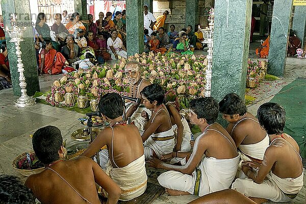 Pooja-Puja für verzierte Messingtöpfe während des Vinayak Chaturthi Ganesh Chaturthi Festes im Sri Karpaga Vinayakar Tempel in Pillaiyarpatti in der Nähe von Karaikudi  Tamil Nadu  Südindien  Indien  Asien