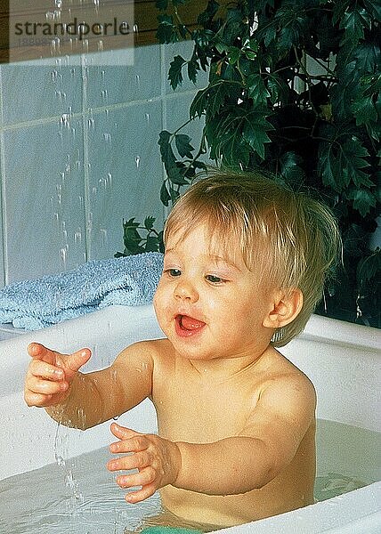 Baby Girl beim Baden  Spielen mit Wasser