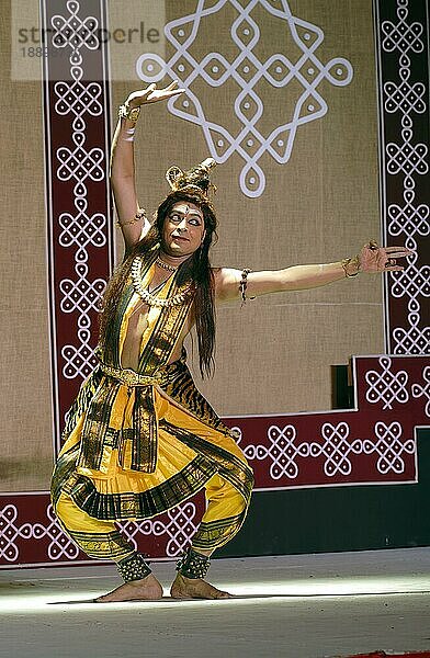 Shiva Tandava Tanz in Bharatanatyam  klassischer Tanz aus Tamil Nadu  Indien  Asien