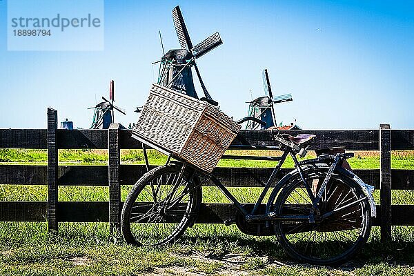 Klares und traditionelles Wahrzeichen für Holland: Fahrrad und Mühlen