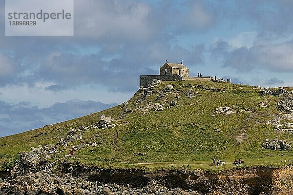 Blick auf die alte Kapelle von St. Nicholas in St. Ives  Cornwall  am 13. Mai 2021. Nicht identifizierte Personen  ST IVES  CORNWALL  Großbritannien  Europa