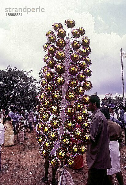 Papierfächer zu verkaufen in Pooram Festival  Thrissur Trichur  Kerala  Südindien  Indien  Asien