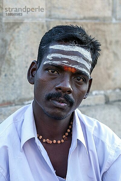 Ein Saiviten Anhänger im Thillai Nataraja Tempel  Chidambaram  Tamil Nadu  Südindien  Indien  Asien
