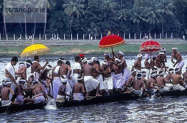 Vanji Vanchi pattu Vanchippattu Sänger  Aranmula Vallamkali Festival  Schlangenbootrennen auf dem Pampa Fluss während des Onam Festes in Aranmula  Kerala  Südindien  Indien  Asien