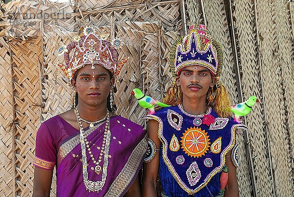 Männer tragen übertriebene Kostüme  um Gebete darzubringen und den Segen der Göttin beim Dasara Dussera Dusera Festival in Kulasai Kulasekharapatnam in der Nähe von Tiruchendur  Tamil Nadu  Südindien  Indien  Asien