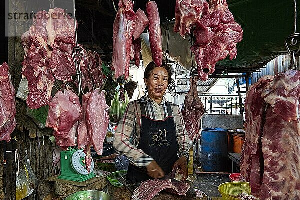 Metzger im russischen Markt (Psah Toul Tompoung) in Phnom Penh  Kambodscha  Asien