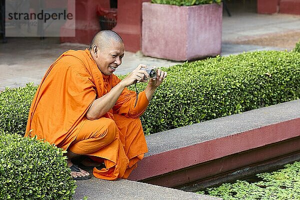 Ein buddhistischer Mönch beim Fotografieren im Nationalmuseum von Kambodscha in Phnom Penh