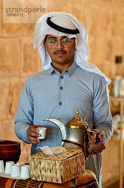 Junger Mann schenkt arabischen Kaffee aus  AlUla  Provinz Medina  Saudi-Arabien  Arabische Halbinsel  Asien